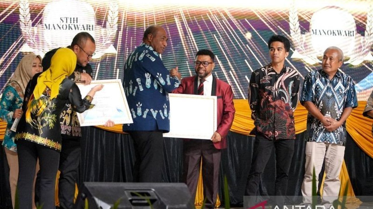 STIH Manokwari berhasil meraih Paritrana Award 2025, sebuah pengakuan atas komitmennya dalam memberikan jaminan sosial bagi seluruh civitas akademika, termasuk mahasiswa KKN. Simak detailnya!