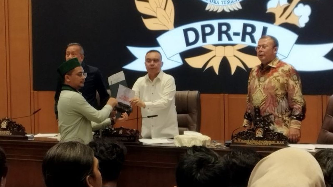 Wakil Ketua DPR RI Sufmi Dasco Ahmad mengumumkan pemerintah akan menerima perwakilan mahasiswa pada Kamis (4/9) untuk mendengarkan tuntutan. Apa saja poin krusial yang akan disampaikan dalam pertemuan penting ini?