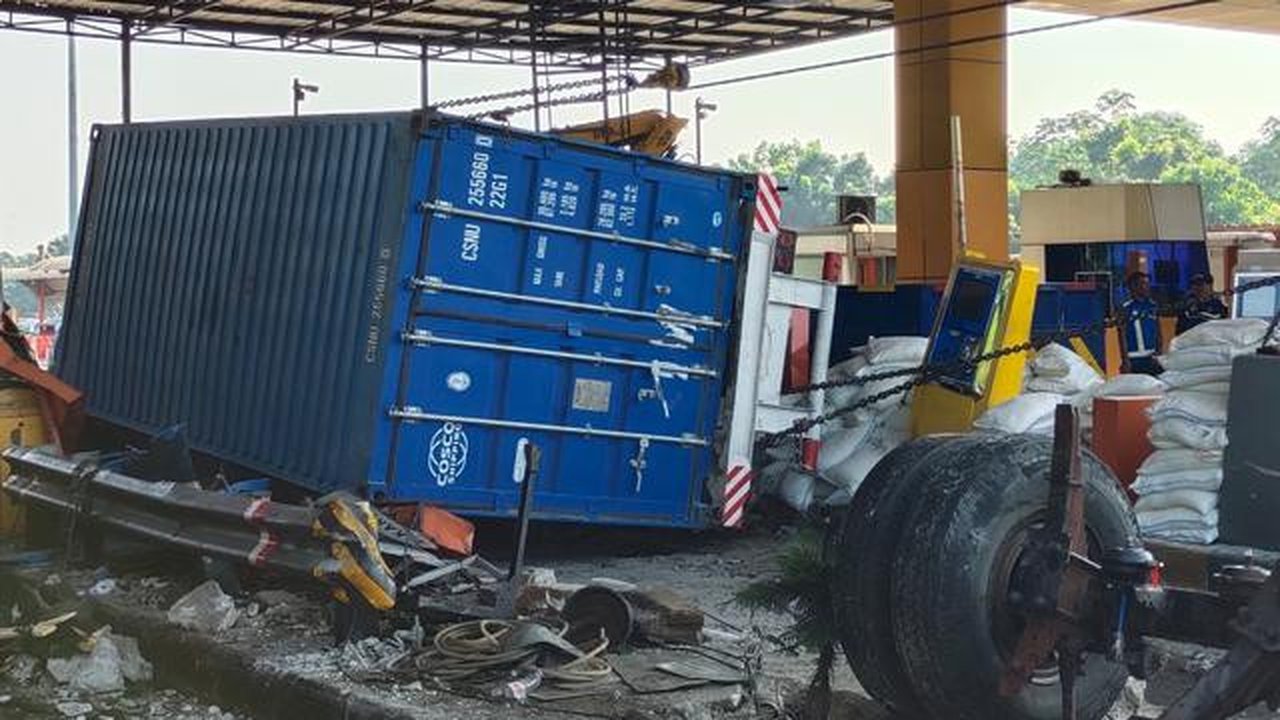 Truk kontainer mengalami kecelakaan di Gerbang Tol Ciawi 2, tepatnya di KM 41+400 ruas Tol Jagorawi arah Jakarta, Kota Bogor, Kamis (4/9/2025) dini hari. (Foto: Liputan6.com/Achmad Sudarno).