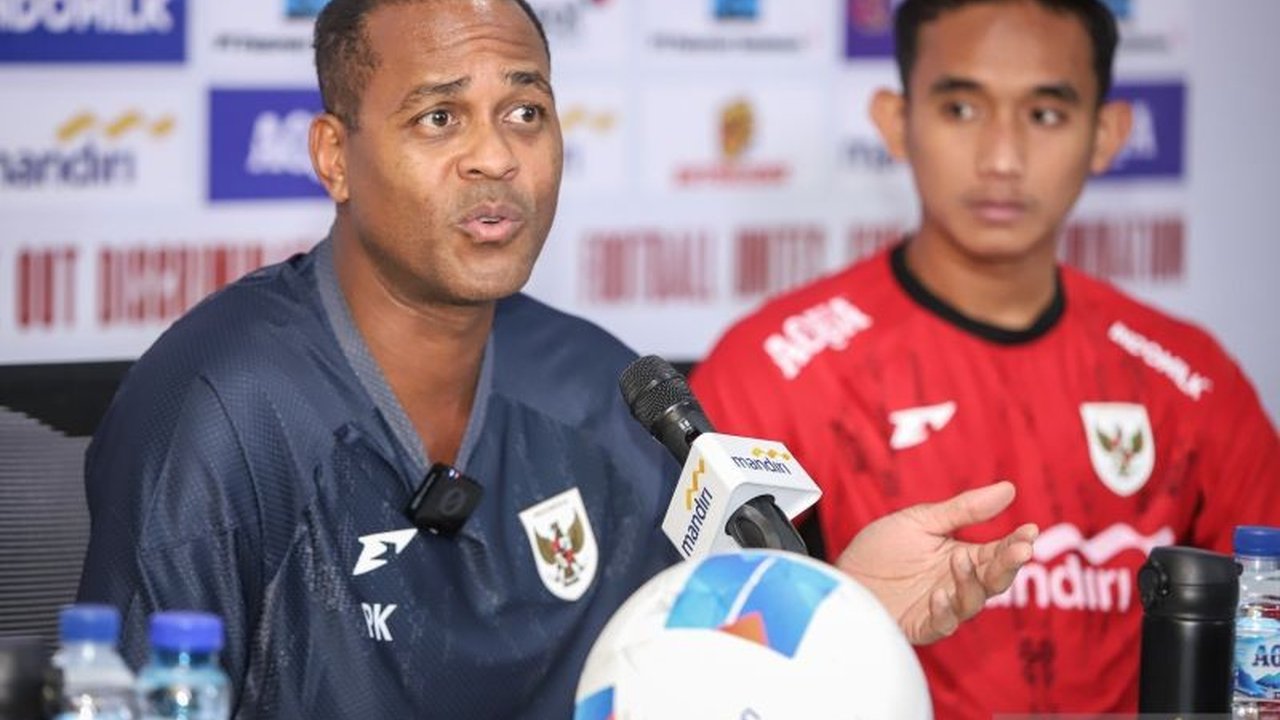 Mees Hilgers batal gabung Timnas Indonesia untuk FIFA Match Day. Pelatih Patrick Kluivert ungkap alasan di balik keputusan ini, terkait transfer klub dan persiapan penting Garuda.