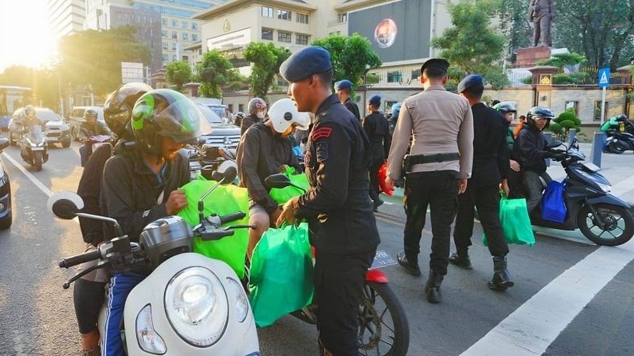 Konfederasi Serikat Pekerja Seluruh Indonesia (KSPSI) dan Polri berkolaborasi dalam Bakti Sosial, mempererat sinergisitas buruh dan polisi. Simak detail kepedulian mereka!