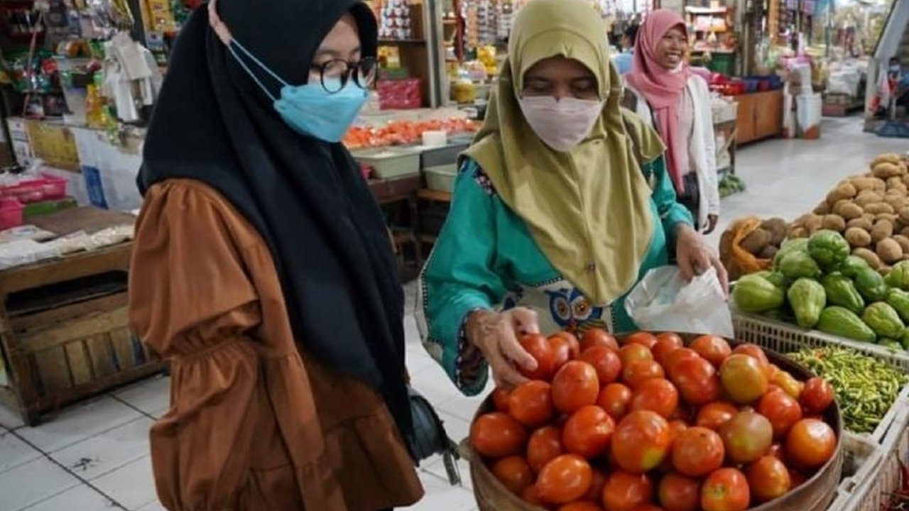 Kota Madiun mengalami deflasi sebesar 0,07 persen pada Agustus 2025. Penurunan harga tomat dan cabai menjadi pemicu utama fenomena Deflasi Kota Madiun ini. Simak detailnya!