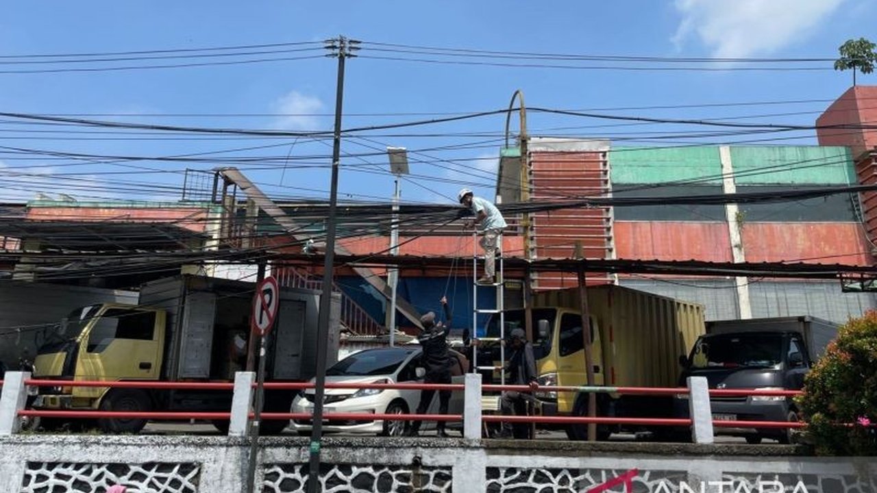 Pemkab Bogor mulai memindahkan jaringan kabel udara ke bawah tanah di sejumlah titik strategis. Upaya penataan kabel bawah tanah Bogor ini bertujuan mewujudkan kota yang lebih rapi, indah, dan aman.