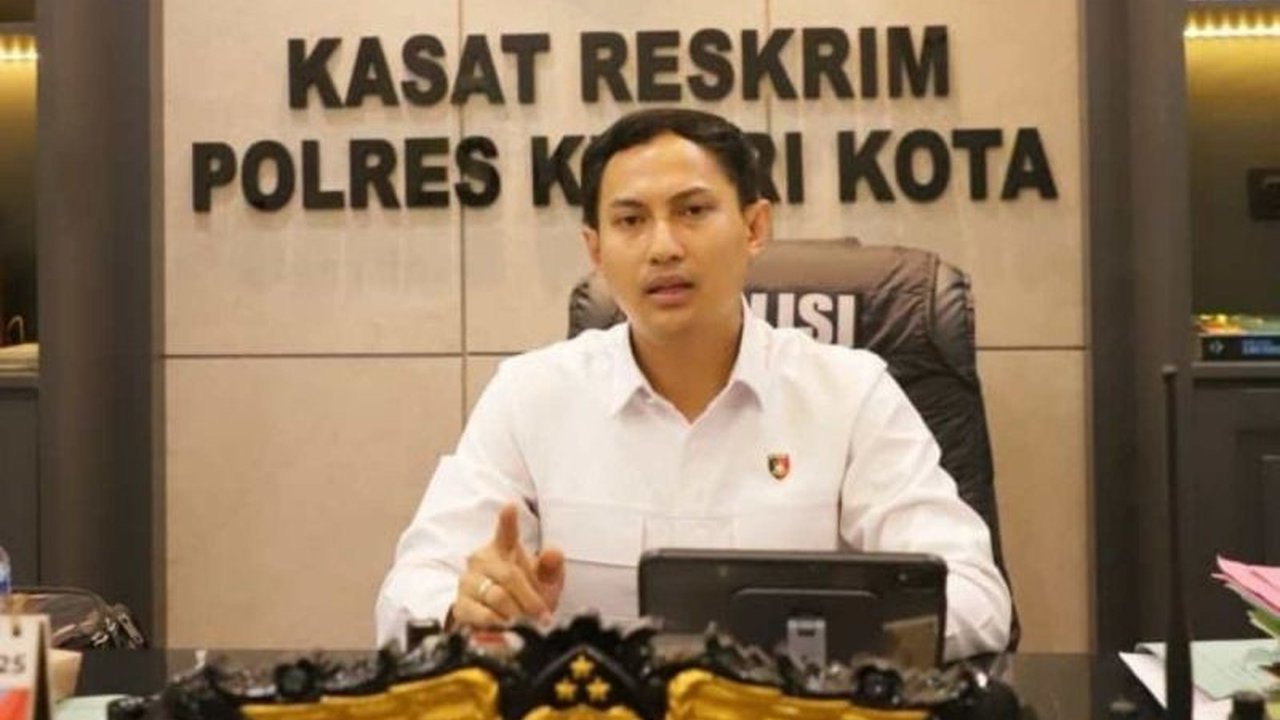 Polres Kediri Kota kembali menangkap dua pelaku baru terkait kerusuhan yang terjadi, termasuk mahasiswa yang mempersiapkan bom molotov. Total 26 tersangka telah diamankan, termasuk 12 anak di bawah umur. Simak kronologi lengkap penangkapan pelaku kerusuha