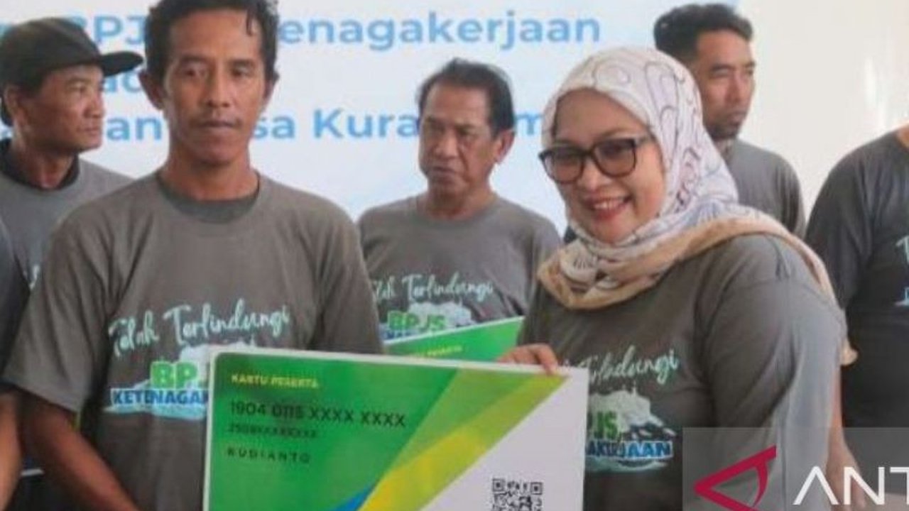 Pemerintah Kabupaten Bangka Tengah serius lindungi nelayan. Sebanyak 1.400 nelayan di Bangka Tengah kini diasuransikan melalui BPJS Ketenagakerjaan. Bagaimana program Asuransi Nelayan Bangka Tengah ini bekerja?