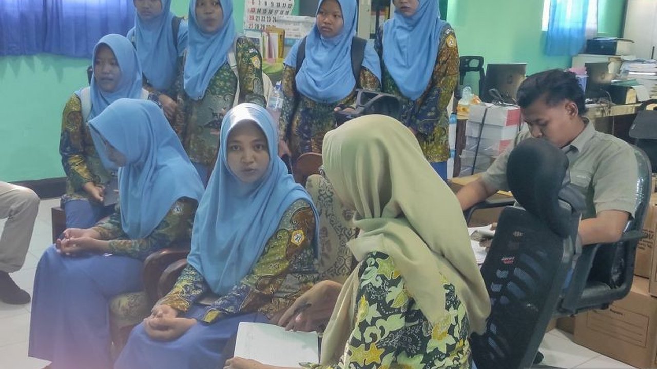 Ratusan siswa SMAN 1 Panji Situbondo alami diare massal dan sakit perut parah. Diduga kuat akibat mengonsumsi program Makan Bergizi Gratis (MBG). Apa penyebab pastinya?