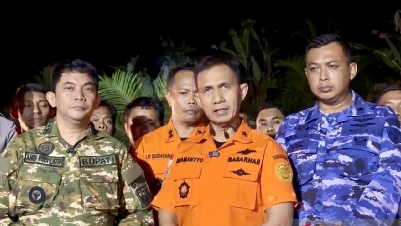 Bupati Tanah Bumbu serahkan 8 jasad korban heli jatuh kepada Basarnas setelah evakuasi dramatis selama 31 jam. Bagaimana proses Evakuasi Korban Heli Jatuh ini berlangsung?