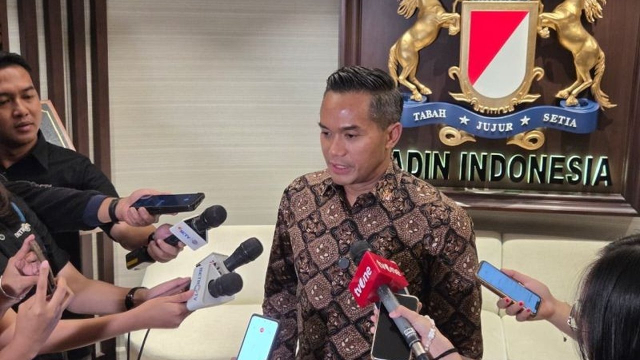 Menteri Koordinator Bidang Perekonomian Airlangga Hartarto mendesak pengusaha untuk tidak melakukan PHK. Kadin menyoroti pentingnya penciptaan lapangan kerja baru demi pertumbuhan ekonomi.