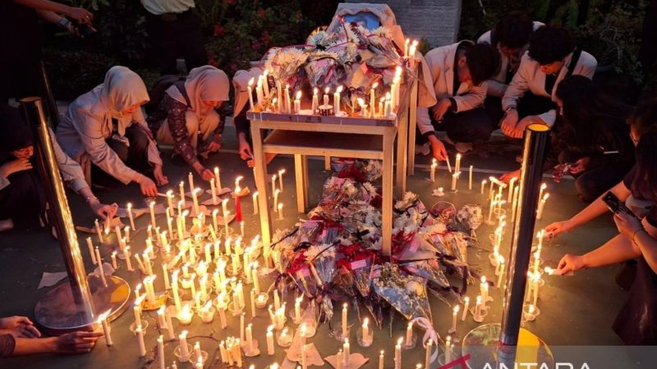 Mahasiswa Amikom Yogyakarta menggelar Aksi Solidaritas 1.000 Lilin Amikom sebagai bentuk penghormatan terakhir untuk Rheza Sandy Pratama. Ada apa di balik aksi ini?