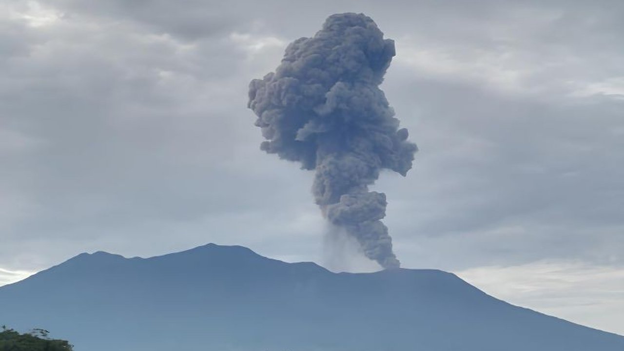 Gunung Marapi Erupsi kembali pada Kamis malam, terekam 44 detik. Ketahui detail letusan dan imbauan penting bagi warga sekitar terkait status Waspada.