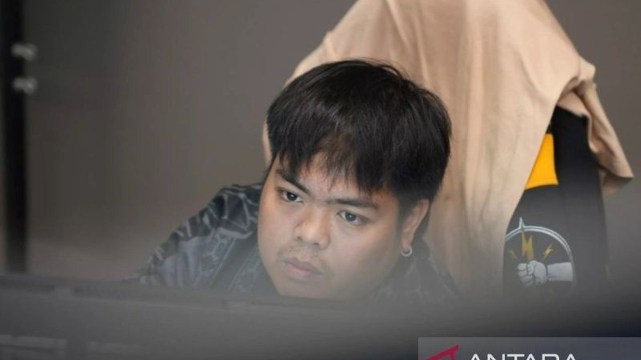 Pelatih Dewa United Esports, Coach Right, beberkan strategi utama tim menjaga performa di MPL ID S16. Evaluasi berkala jadi kunci raih kemenangan. Simak selengkapnya!