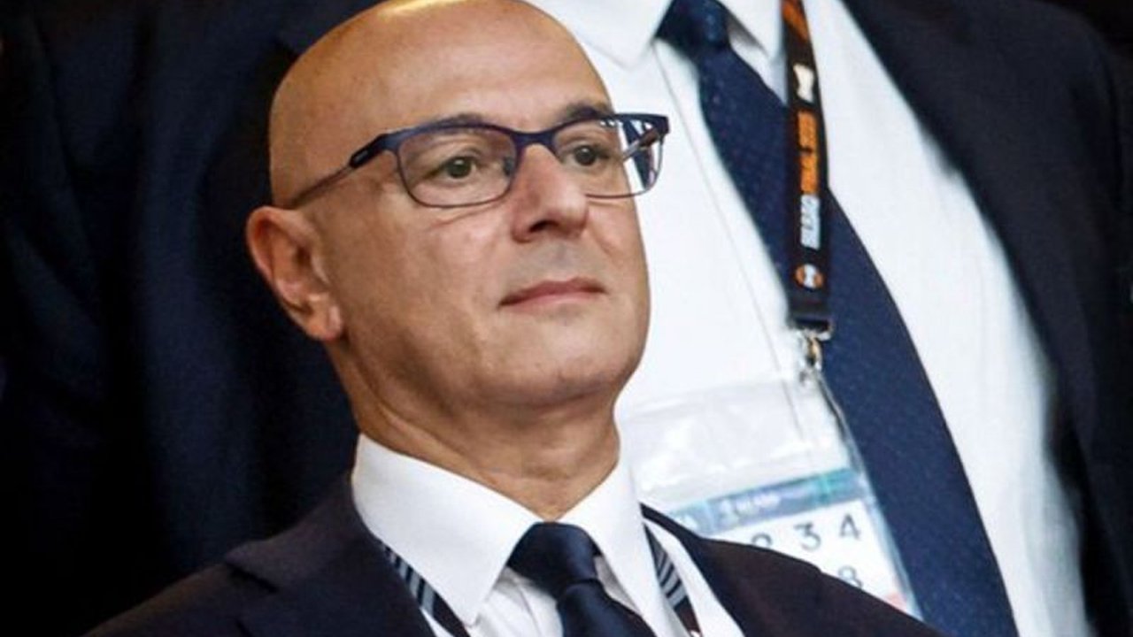 Setelah memimpin selama seperempat abad, Daniel Levy mundur dari jabatannya sebagai Ketua Eksekutif Tottenham. Simak siapa yang akan menggantikan posisinya dan bagaimana masa depan klub di era baru ini.