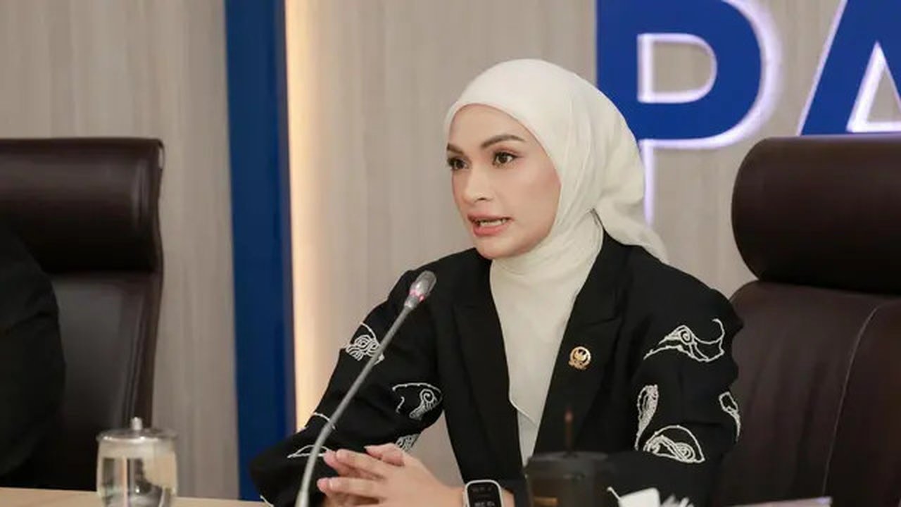 Ketua Fraksi PAN DPR RI, Putri Zulkifli Hasan, berikan keterangan terbaru terkait kondisi Eko Patrio dan Uya Kuya setelah berstatus anggota DPR nonaktif. (Foto: Dok. Istimewa)