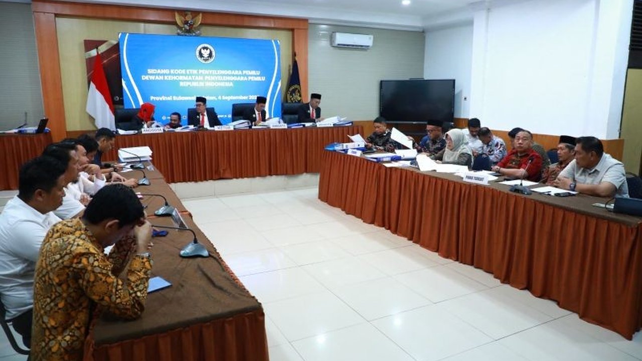 Tiga komisioner Bawaslu Bulukumba membantah tuduhan pelanggaran etik di sidang DKPP terkait laporan mutasi ASN. Apa saja dalih pembelaan mereka?