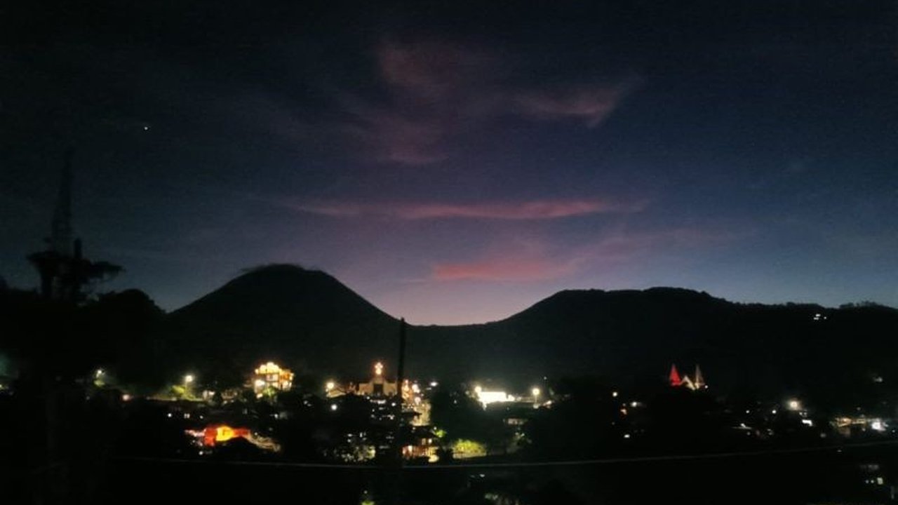 Aktivitas Gunung Lokon di Sulawesi Utara meningkat drastis. Tercatat 36 kali gempa vulkanik dalam sehari, mendorong statusnya menjadi Siaga Level III. Apa artinya bagi warga sekitar?