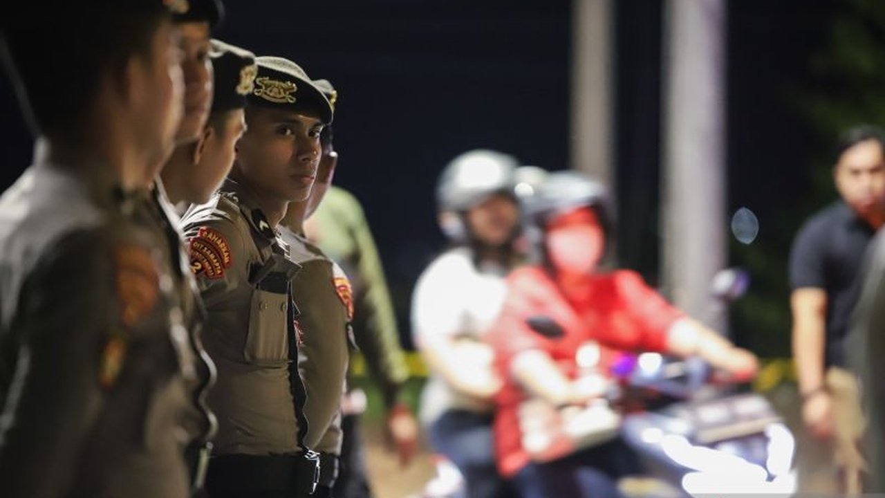 Polrestabes Surabaya mengerahkan 2.100 personel gabungan untuk pengamanan FIFA Match Day Indonesia vs Taiwan di GBT. Bagaimana strategi pengamanan yang diterapkan agar laga berjalan lancar?