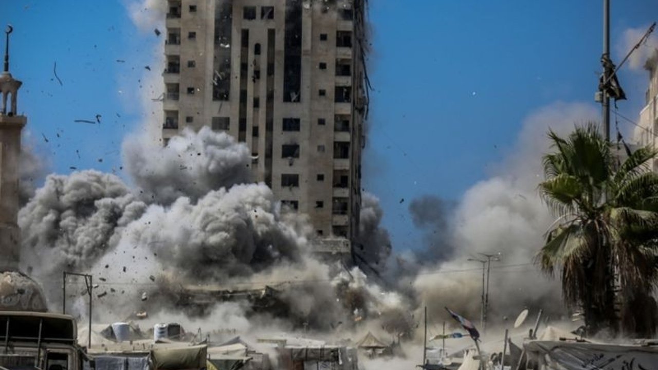Gempuran Israel Gaza kembali menargetkan Menara Mushtaha, sebuah gedung hunian padat pengungsi. Apa alasan di balik serangan berulang yang mengancam ribuan nyawa ini?