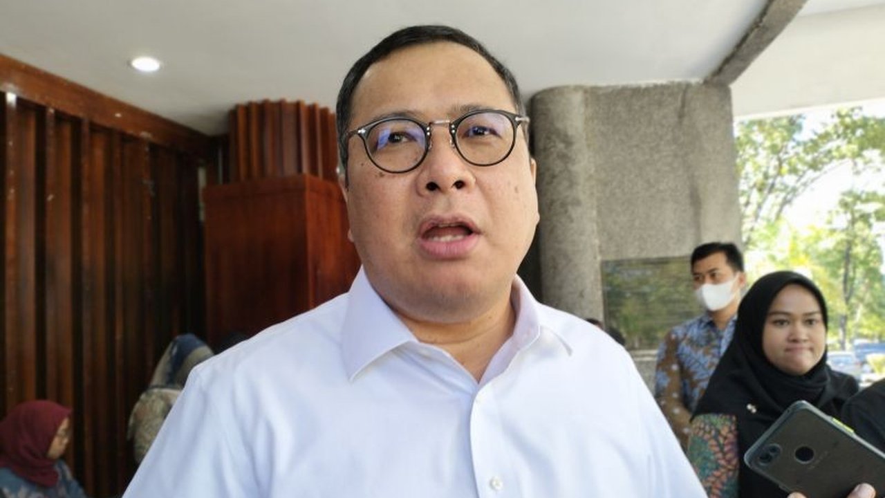 Kabar duka menyelimuti dunia politik dan ekonomi Indonesia. Arif Budimanta, mantan Stafsus Presiden Jokowi dan ekonom terkemuka, meninggal dunia. Simak profil lengkapnya.