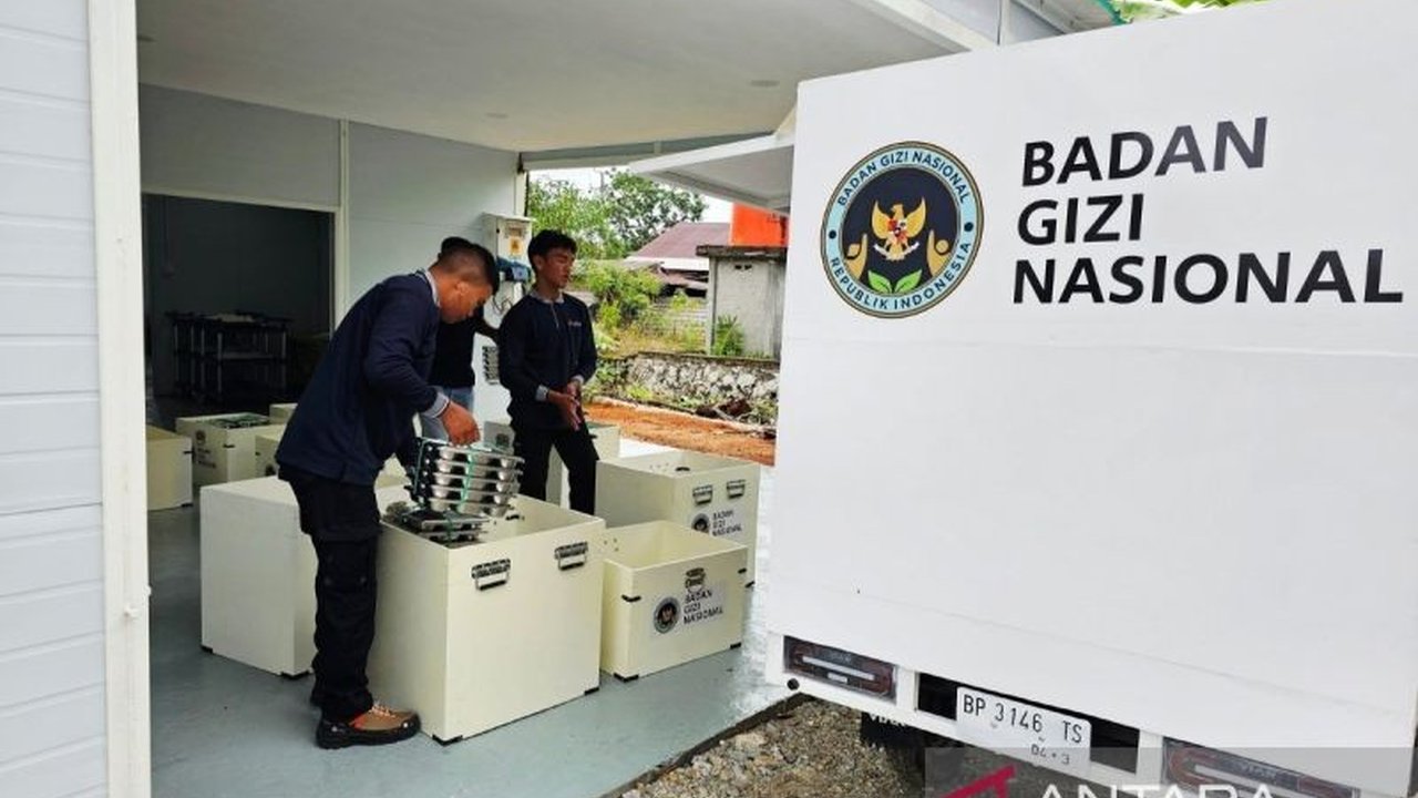 Badan Gizi Nasional (BGN) telah melayani hampir 38 ribu penerima manfaat program MBG Karimun. Simak bagaimana program ini mencetak generasi emas 2045!