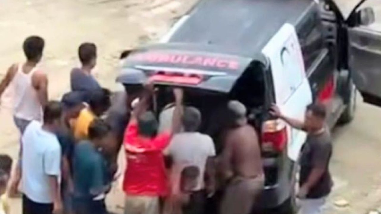 Bencana Tanah Longsor Asahan menelan tiga korban jiwa dan satu luka-luka. Peristiwa tragis ini diduga kuat akibat aktivitas penambangan batu padas. Simak selengkapnya!