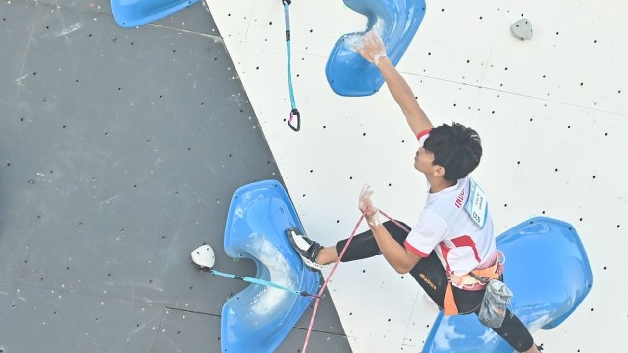 Putra Tri Ramadani, atlet panjat tebing kebanggaan Indonesia, berhasil menembus babak final IFSC Climbing World Cup Koper 2025. Simak selengkapnya perjuangan heroiknya!