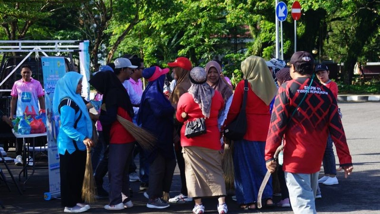 PLN Berbagi Makanan gratis kepada masyarakat di Sofifi dalam rangka memperingati Maulid Nabi Muhammad SAW. Ternyata, kegiatan ini juga jadi sarana edukasi promo listrik!