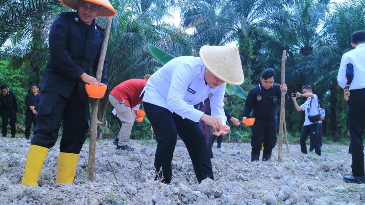 Inovasi tak terduga datang dari Kanwil Ditjenpas Jambi! Program Sahabat Pangan Lapas Jambi siap diluncurkan, memperkuat ketahanan pangan nasional dan kemandirian warga binaan.