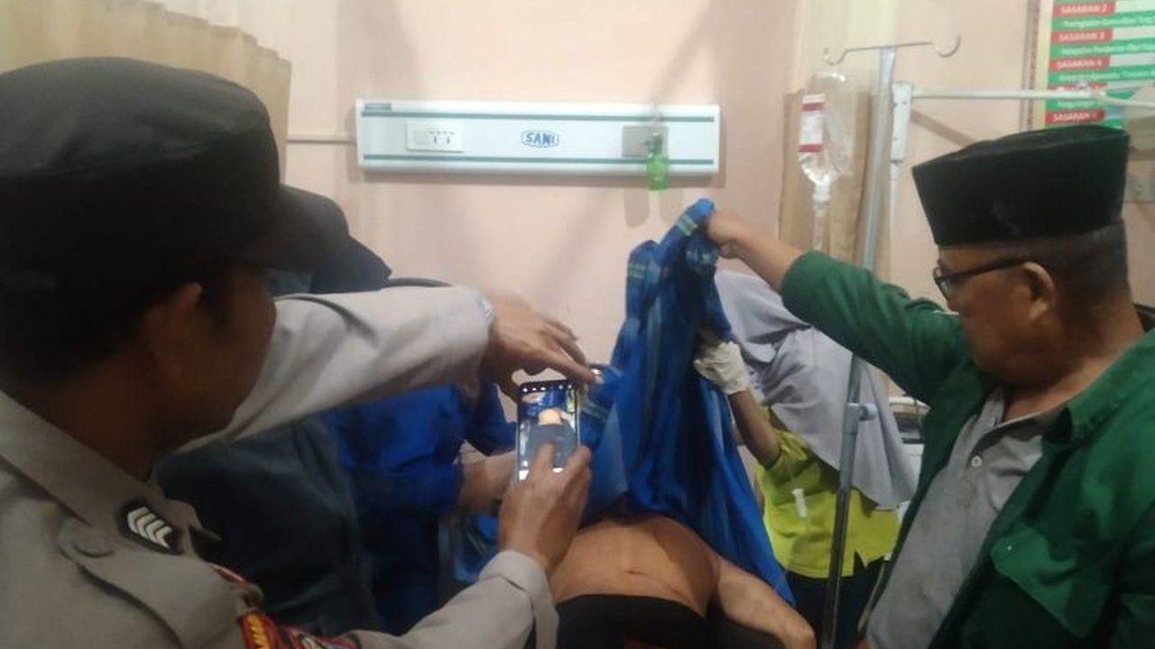 Seorang petani di Lampung Barat menjadi korban terkaman Harimau Sumatera saat pulang dari kebun. Simak detail insiden yang membuat warga resah ini.