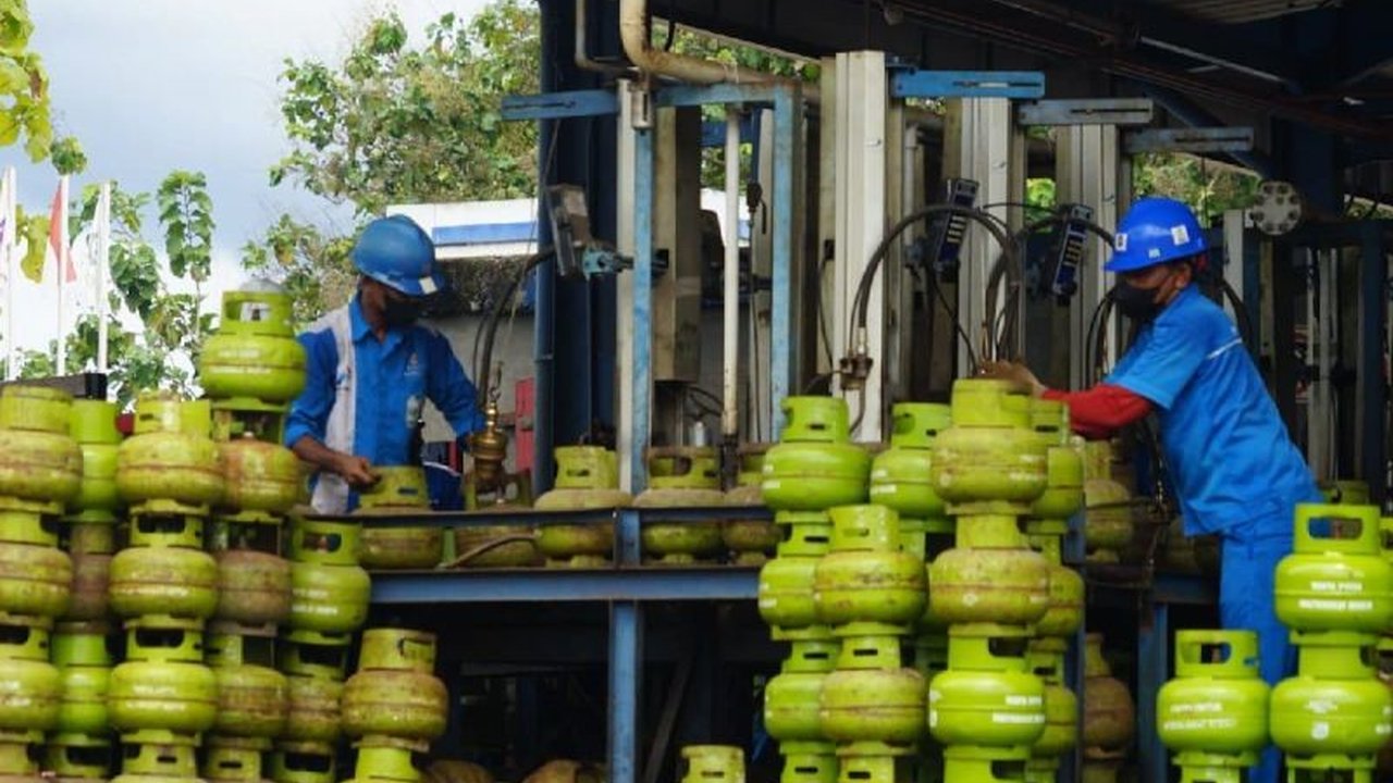 Pertamina Patra Niaga Sumbagut menambah 146.160 tabung elpiji 3 kg di Sumatera Utara untuk penuhi lonjakan kebutuhan selama libur Maulid Nabi. Stok aman, masyarakat tak perlu khawatir!
