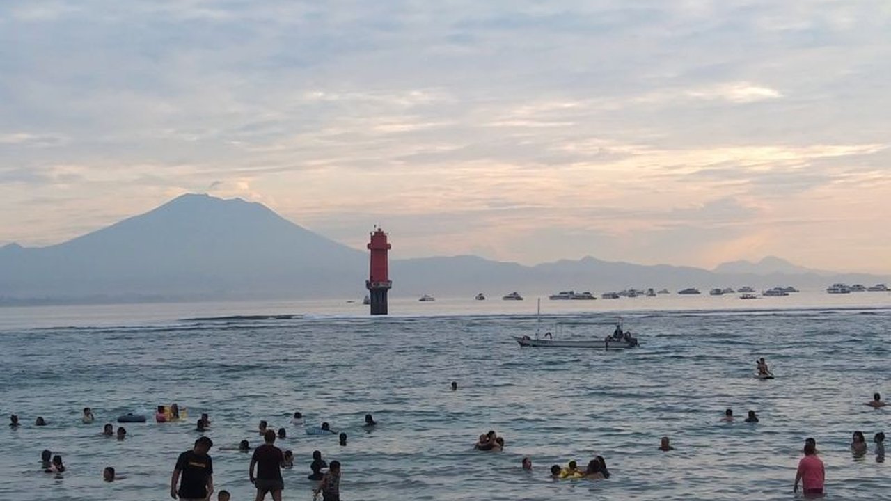 BBMKG Wilayah III Denpasar mengeluarkan peringatan dini potensi Gelombang Tinggi Selatan Bali hingga 6 meter. Ketahui kapan dan di mana saja dampaknya!