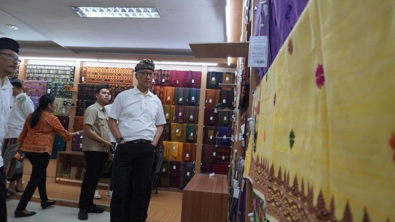 Menteri Perindustrian Agus Gumiwang Kartasasmita mendesak Pemprov Bali untuk memperbanyak sentra IKM. Mengapa pengembangan sentra IKM Bali ini sangat krusial bagi ekonomi daerah?