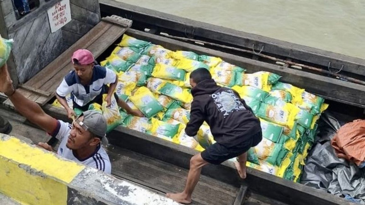 Perum Bulog Cabang Batam memastikan **Distribusi Beras SPHP** tidak hanya di perkotaan, namun juga menjangkau pulau-pulau kecil di Karimun. Penasaran bagaimana upaya Bulog ini?