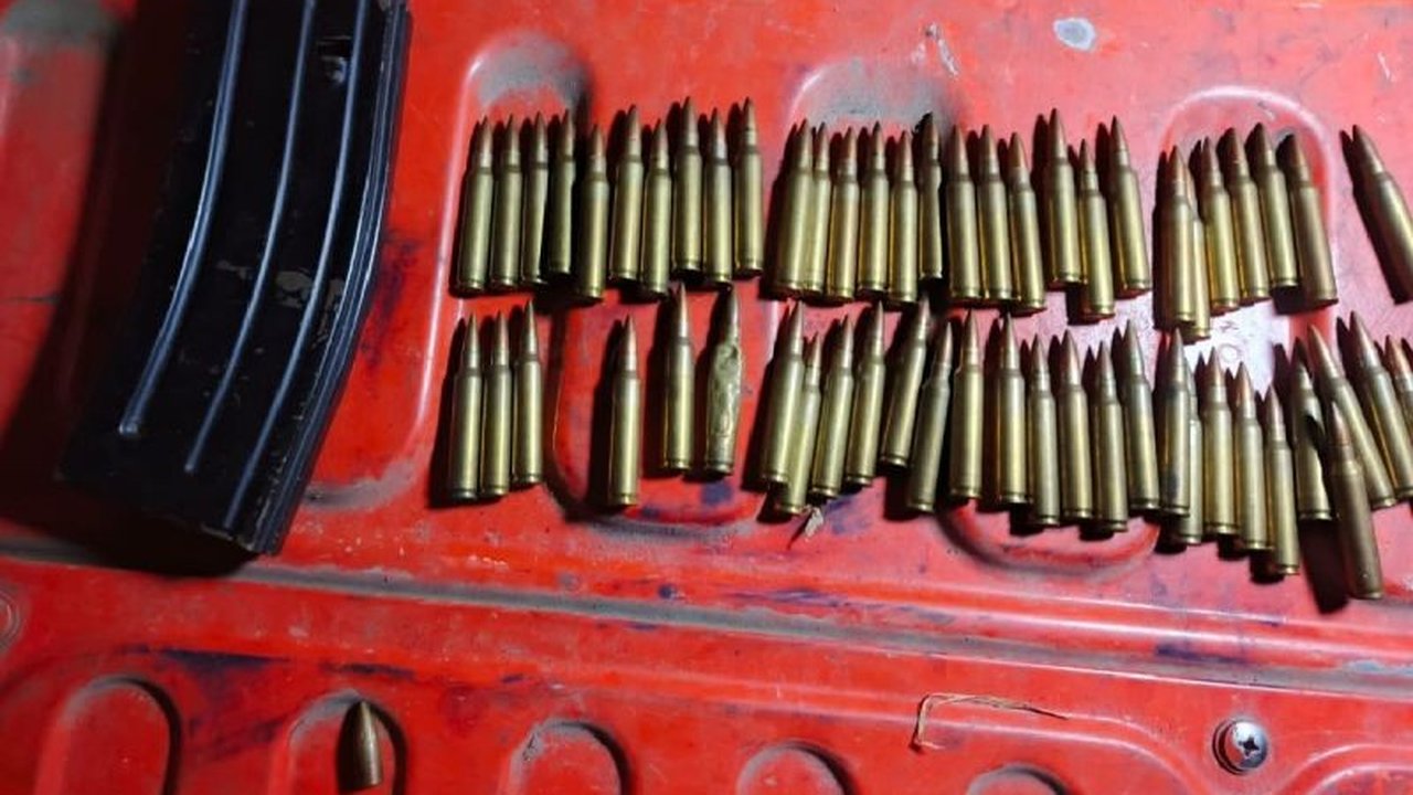 Warga Sentani dikejutkan dengan temuan amunisi berbagai kaliber. Sebanyak 131 butir amunisi ditemukan, memicu penyelidikan lebih lanjut oleh pihak kepolisian.