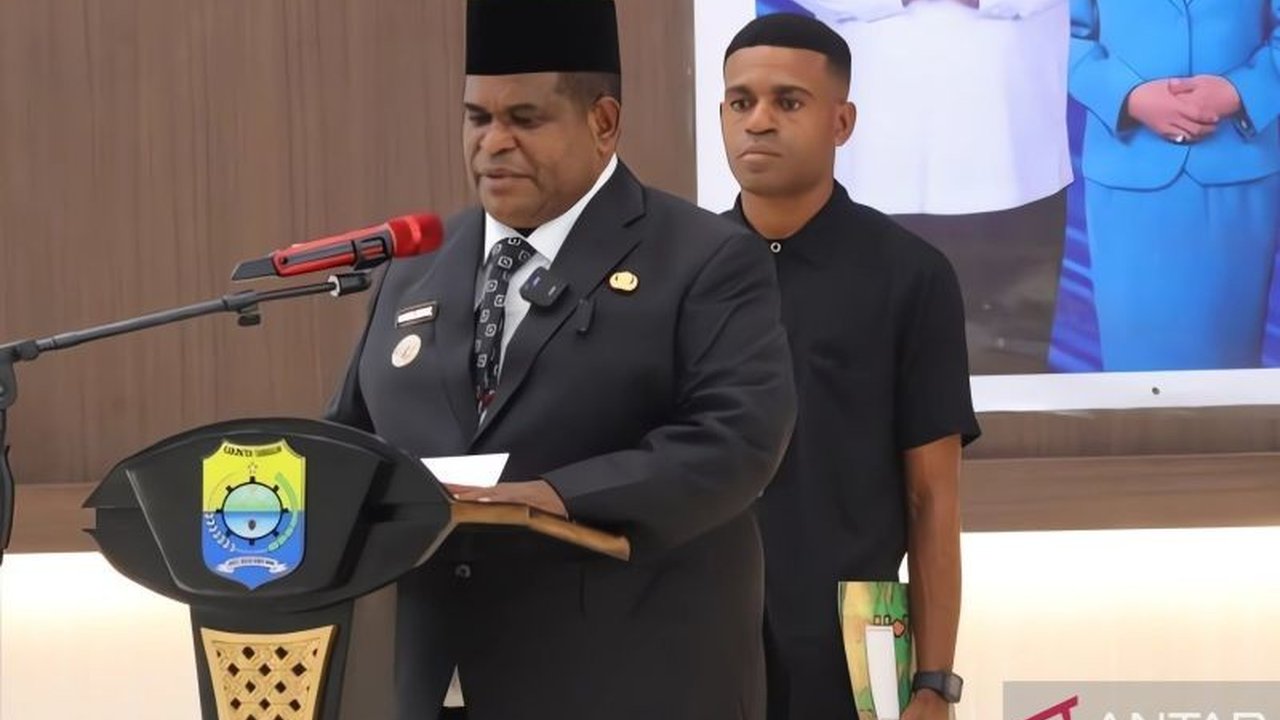 Pendidikan di wilayah 3T Papua Barat Daya mendapat angin segar. Kemendikdasmen mengucurkan Rp20 miliar untuk revitalisasi sekolah Tambrauw, atasi tantangan geografis dan minimnya infrastruktur. Simak detailnya!