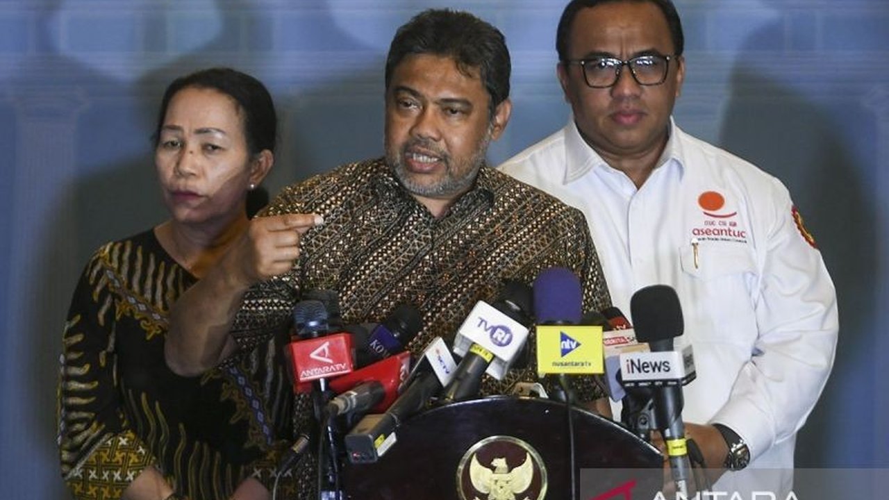 Presiden Partai Buruh Said Iqbal menanggapi kabar viral PHK Gudang Garam massal. Ia akan verifikasi, namun menduga daya beli lemah jadi pemicu. Apa dampaknya?