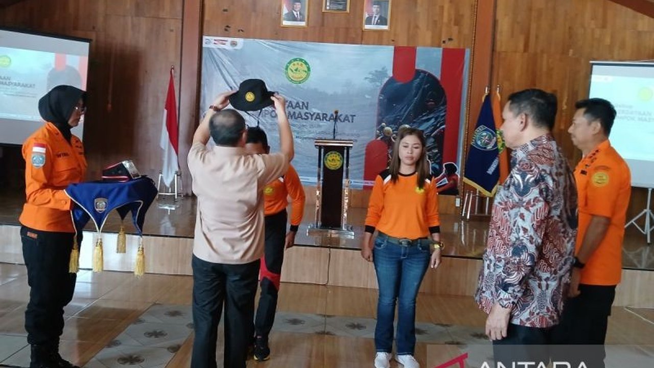 Basarnas Semarang gelar pemberdayaan masyarakat di Magelang, melatih 80 relawan hadapi tanah longsor. Simak bagaimana kesiapsiagaan ini meminimalisir korban jiwa!