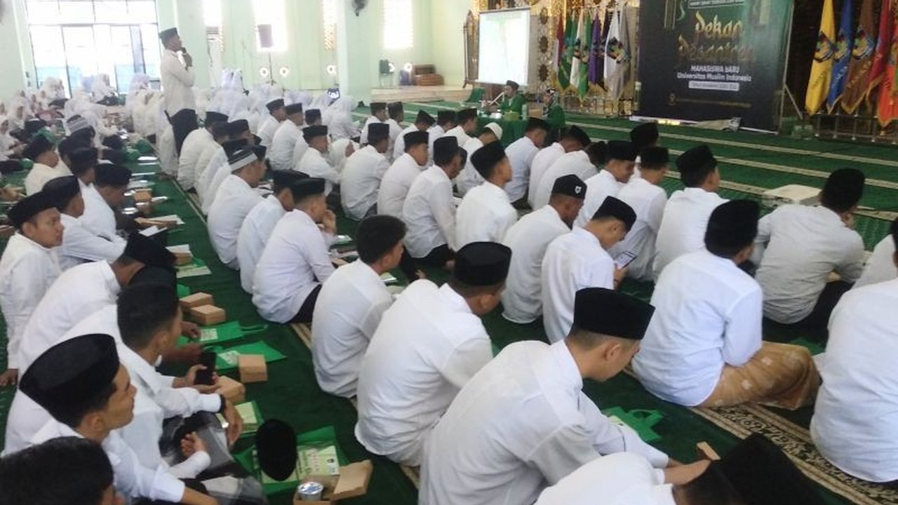 Universitas Muslim Indonesia (UMI) menggelar Pekan Pesantren UMI untuk ribuan mahasiswa baru di Pangkep. Program ini bertujuan 'mereset' moral dan akhlak, menggantikan ospek konvensional.