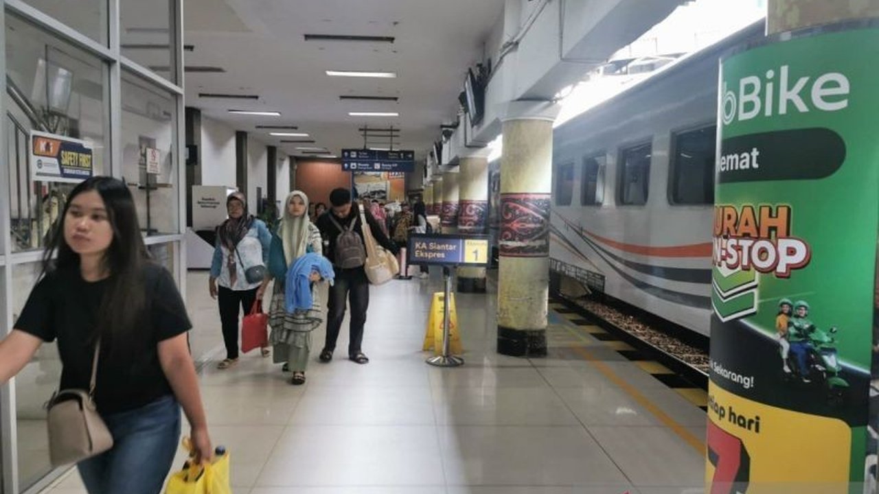 KAI Sumut siapkan strategi khusus hadapi lonjakan penumpang libur Maulid Nabi, menambah kapasitas tempat duduk dan mengoperasikan puluhan perjalanan kereta api. Simak detailnya!