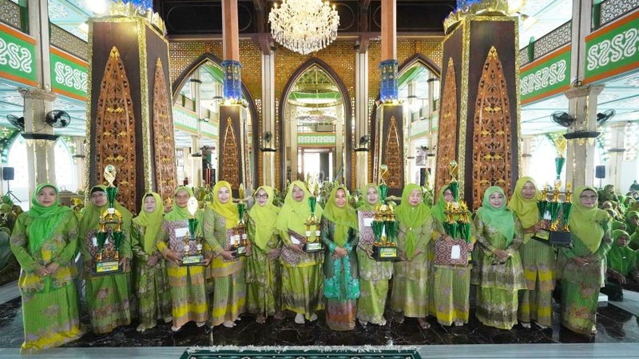 Wali Kota Mojokerto Ika Puspitasari ajak ribuan Muslimat NU perkuat kecintaan pada Nabi Muhammad SAW di Gebyar Maulid Nabi 1447 H. Simak pesan inspiratifnya!
