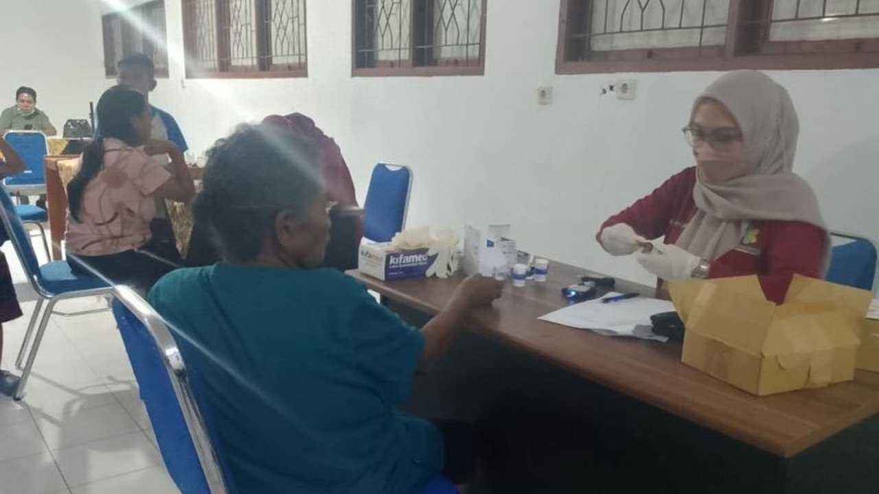 Pemprov Papua Barat Daya sukses terapkan program Dokter Mobile Raja Ampat. Inisiatif ini hadirkan dokter spesialis langsung ke masyarakat, optimalkan akses layanan kesehatan di daerah terpencil. Bagaimana dampaknya?