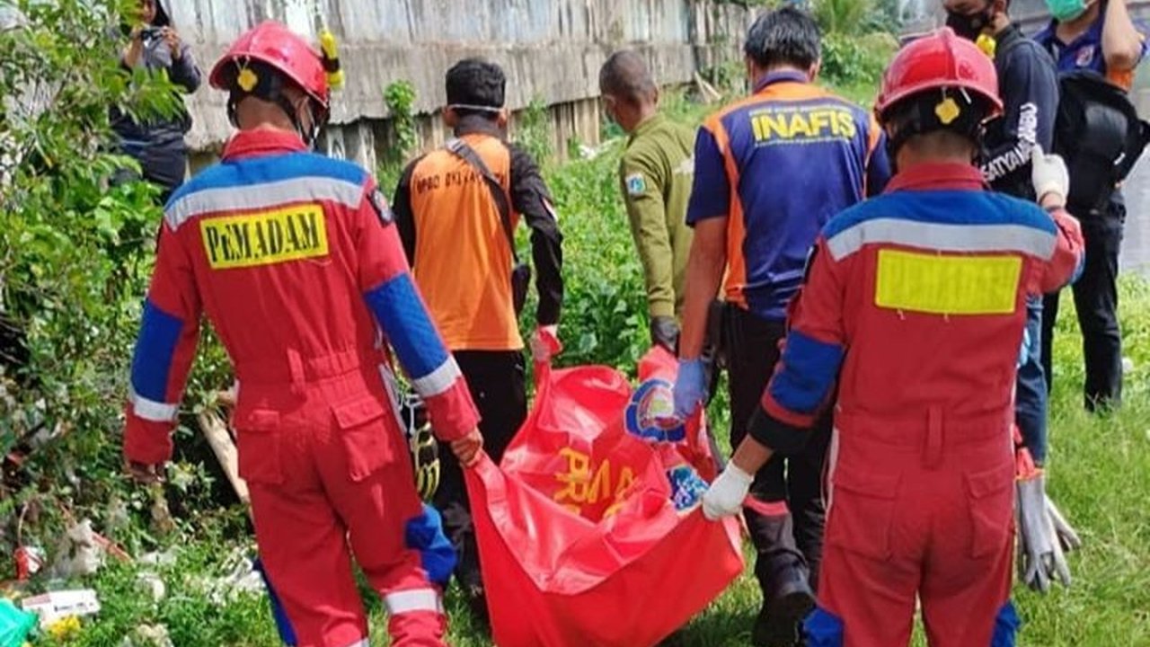 Warga Jakarta Barat digegerkan dengan penemuan mayat pria di pinggir Kali Semeru Raya. Simak detail evakuasi penemuan mayat Jakarta Barat yang dilakukan tim gabungan.