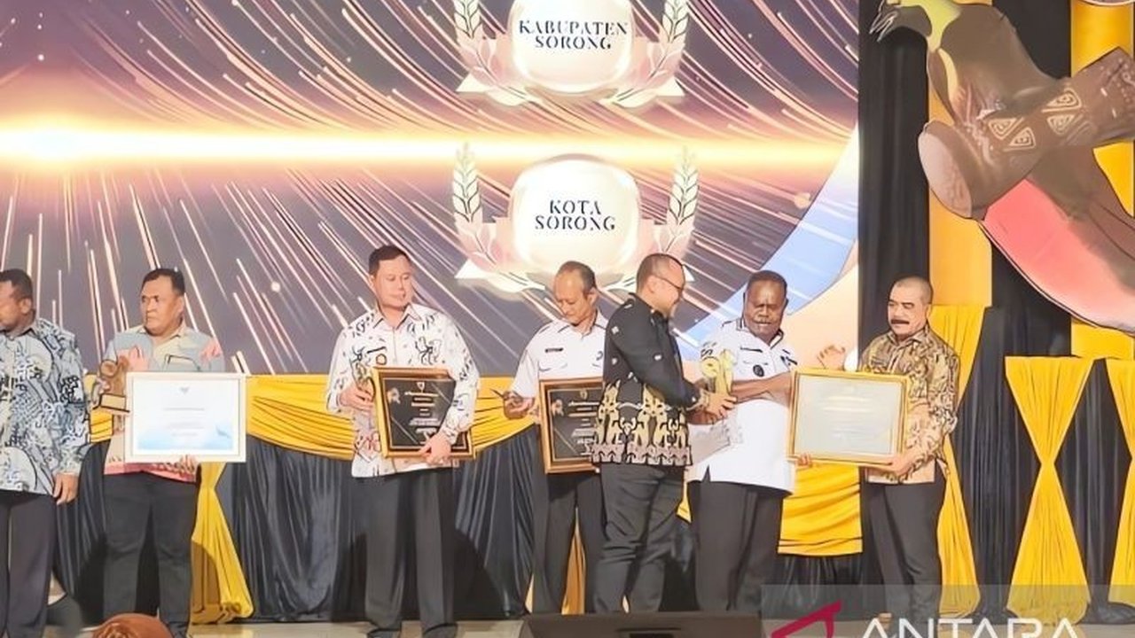 Raja Ampat mencatat capaian luar biasa dalam cakupan Jamsostek bagi pekerja rentan, mencapai 92,52 persen hingga Agustus 2025. Simak bagaimana daerah ini menjadi pionir perlindungan sosial di Papua Barat Daya.