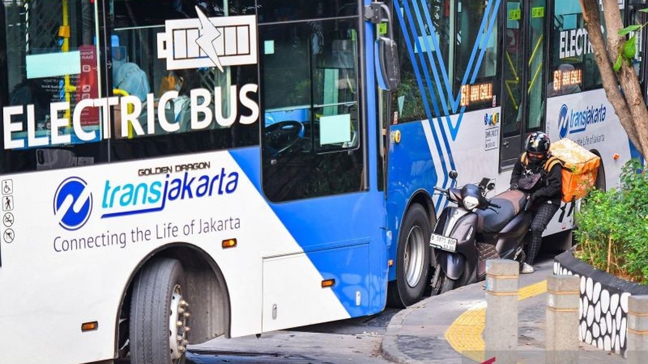 PT Transjakarta menyampaikan permohonan maaf usai insiden sopir Transjakarta tabrak toko di Setiabudi yang melukai seorang penjaga. Penyebabnya diduga karena sopir kurang konsentrasi.
