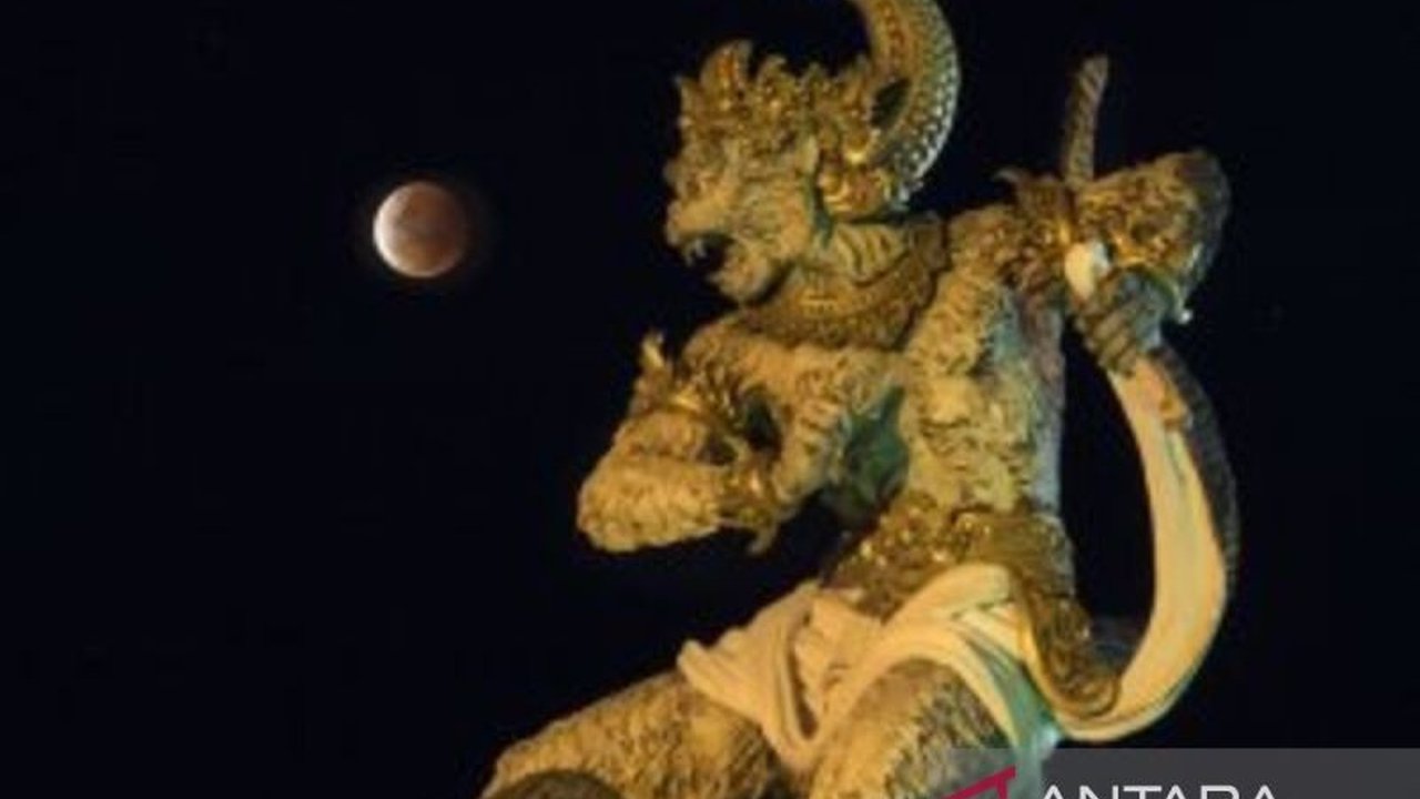 BMKG memprediksi puncak gerhana bulan total di Bali pada 8 September dini hari. Fenomena langka ini akan membuat bulan tampak merah darah. Simak jadwal lengkapnya!