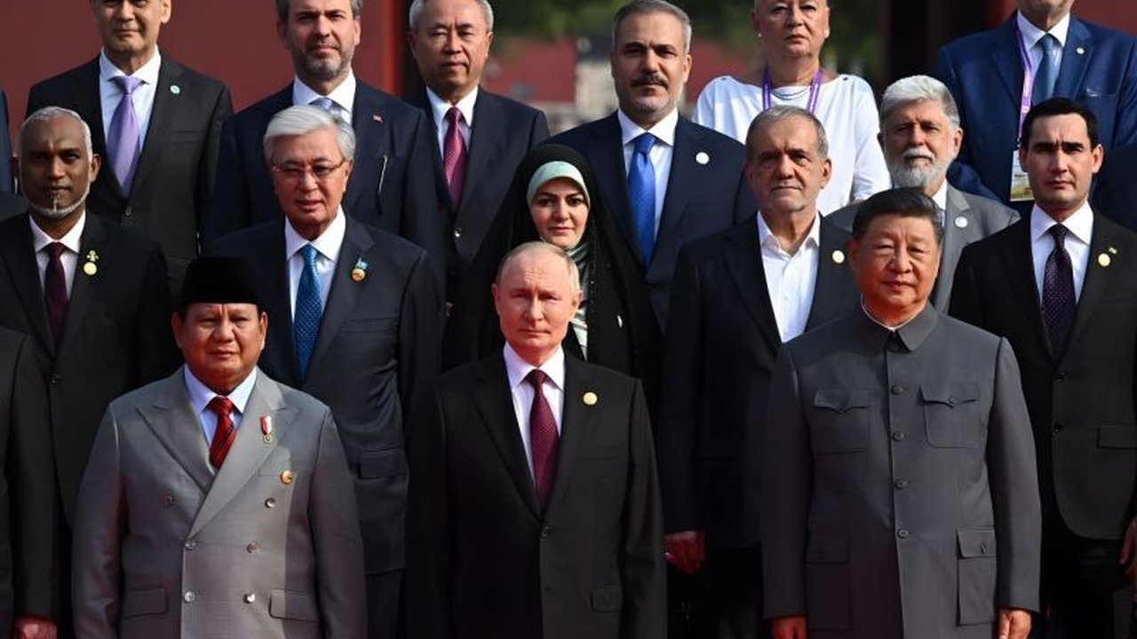 Presiden Prabowo Subianto, mengenakan peci hitam, bersanding dengan Xi Jinping dan Putin di parade militer China. Simak detail momen bersejarah ini!