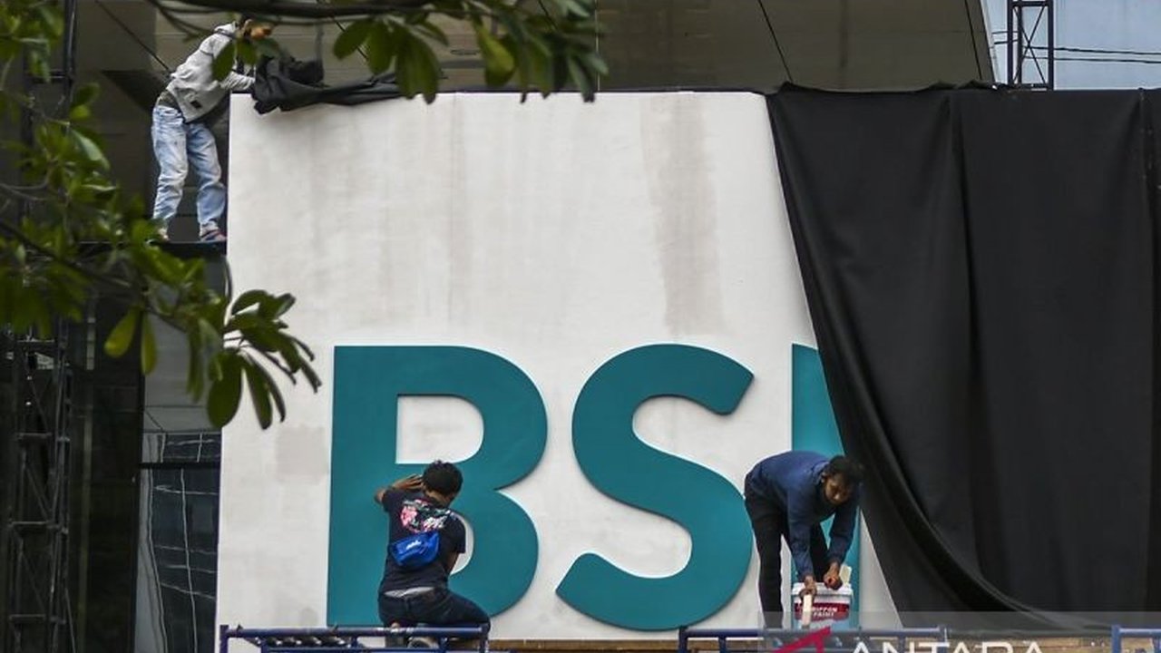 Bob Tyasika Ananta ditunjuk sebagai Plt Dirut BSI menggantikan Hery Gunardi yang kini menjabat Dirut BRI, membawa BSI menargetkan Top 5 Global Islamic Bank pada 2030.