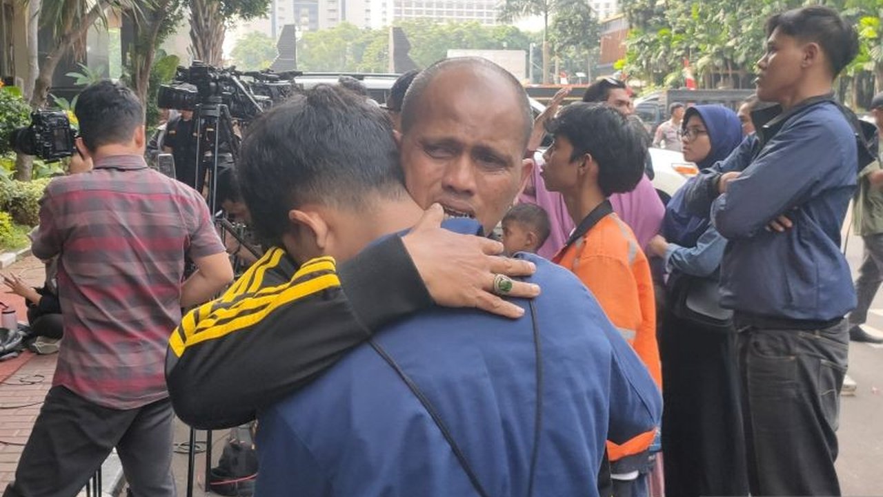 Polda Metro Jaya memulangkan 196 anak yang ditangkap saat demo di DPR, memicu tangis haru orang tua. Apa peran media sosial dalam aksi Polisi Pulangkan Anak Demo ini?