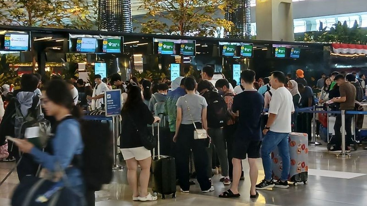 Pergerakan Penumpang Bandara Soetta melonjak hingga 133 ribu lebih selama libur Maulid Nabi. Angka ini disebut masih normal, namun bagaimana detail peningkatannya dan upaya pengamanannya?