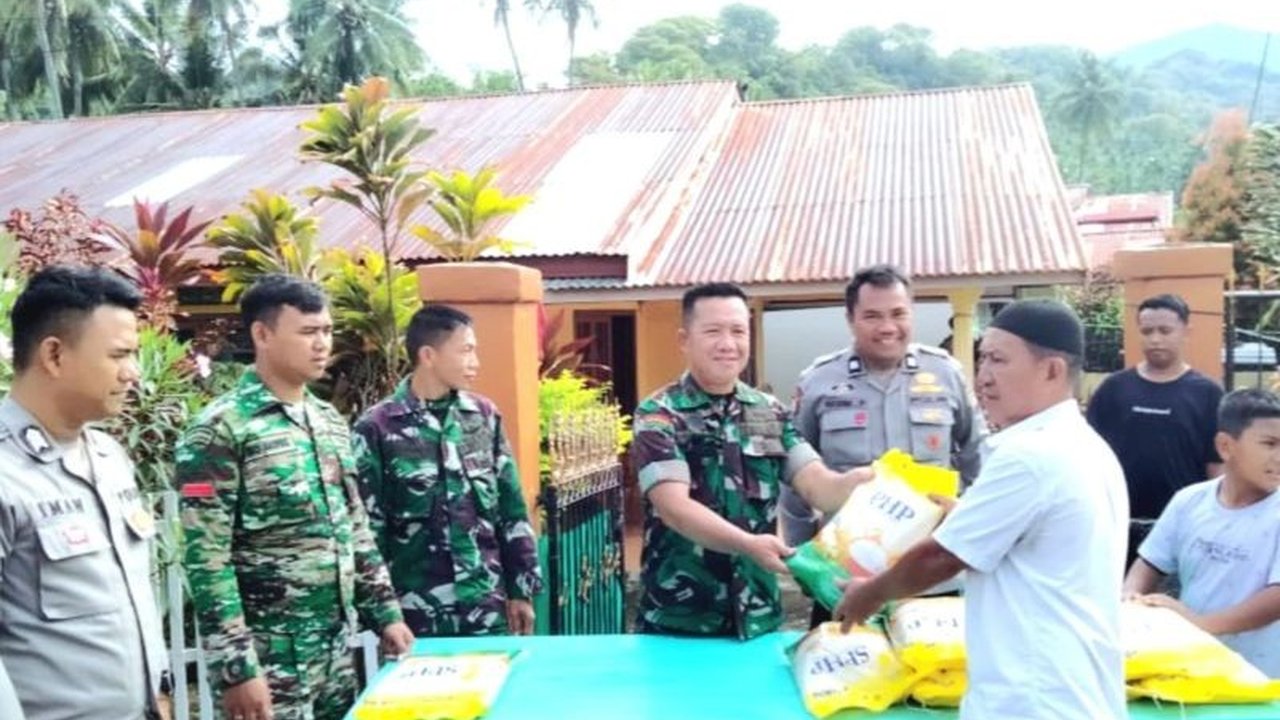 Polri dan TNI di Bone Bolango bersinergi menyalurkan beras SPHP melalui Gerakan Pangan Murah. Upaya ini tak hanya bantu masyarakat dapat kebutuhan pokok murah, tapi juga tekan inflasi daerah.