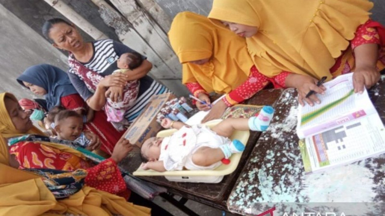 Dinas Kesehatan Pamekasan resmi menetapkan status KLB Campak di 18 desa setelah 6 balita meninggal dunia. Simak detail lengkap penyebaran dan upaya penanganannya.